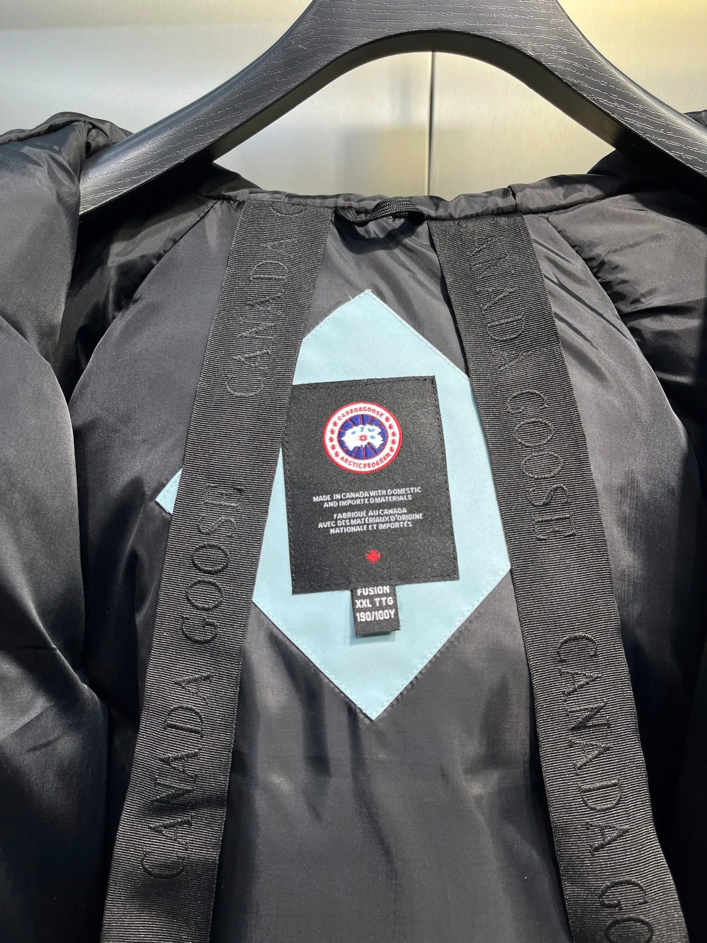 P780 high-end version (new version of Big Goose 01) Canada Goose Canada Goose #Chilliwack 7999M bomber jacket short down jacket/01 model #Men and Women Same Style# ➖ Genuine synchronous anti-counterfeiting chip sensor! ➖ Imported 21S polyester-cotton blended original fabric [last year’s 16S/18S hard fabrics have been completely eliminated, this year all use 21S genuine synchronous fabrics, the soft mid-strap feels delicate and textured], genuine synchronous Feather-Light 10D waterproof coating fabric, made of 84.5 polyester fiber and 15.5 cotton, 100% the best feel in the entire network! ➖ The genuine official website is synchronized with the national standard 80 white duck down, you can check the official website customer service, there will never be a series of misleading claims such as 90 down or goose down! ➖ Using the best nylon lining with double double-layer sealing design, velvet-proof No. 7 needle + grid-filled down ready-made garments, there is 100% no so-called velvet running! ➖ The cuffs are designed with thickened seamless threads, and the collar and pockets are lined with top-quality polar fleece to keep you warm and comfortable! ➖ Yoshida YKK provides original custom-made electroplated sliders. YKK two-way lockable zippers are tight and smooth and will not peel off paint! ➖ 3M composite guarantees that the Velcro is the same as the original, durable, and all accessories and hardware are custom-made! ➖ Imported BEHRINGER embroidery machine to customize the 10,000-needle embroidery logo, 98% of which can be reproduced to restore the original logo. You can check and compare on the official website! ➖ The fur collars are all made of large pieces of Western Canadian blue wolf hide, ensuring that each fur collar is 13-15cm wide!   Size:XS-XXL